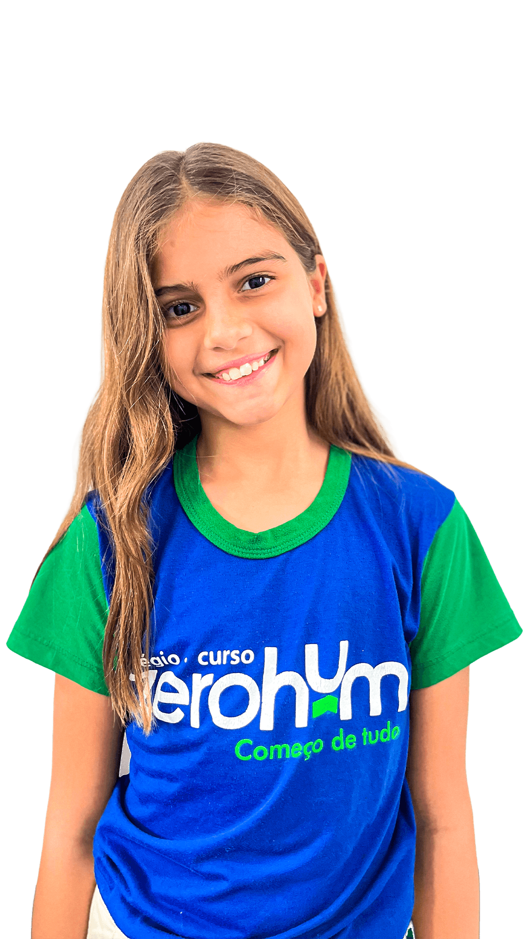 Aluna da Zerohum sorrindo, de uniforme azul e verde
